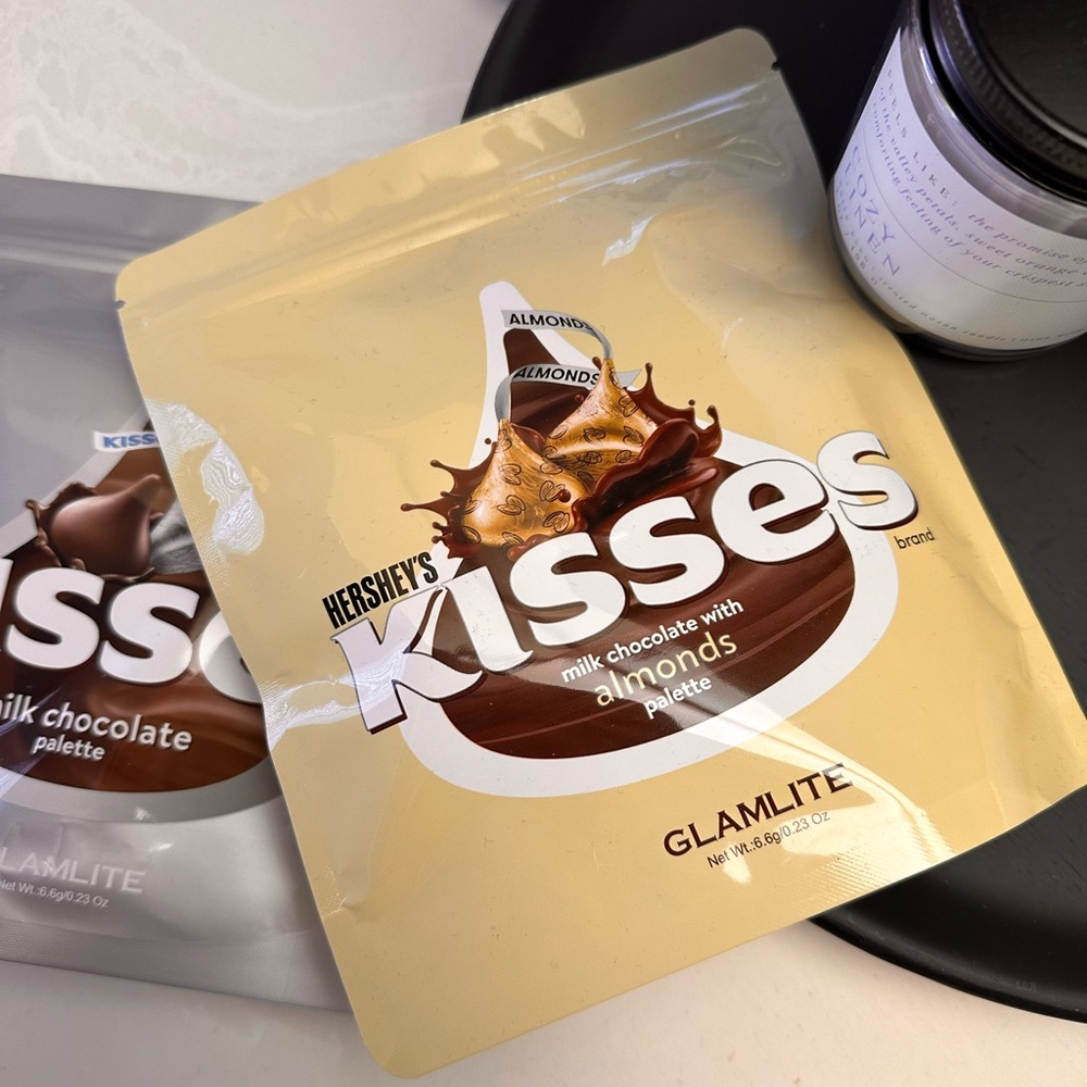 Glamlite x Hersheys eyeshadow palette (2)
